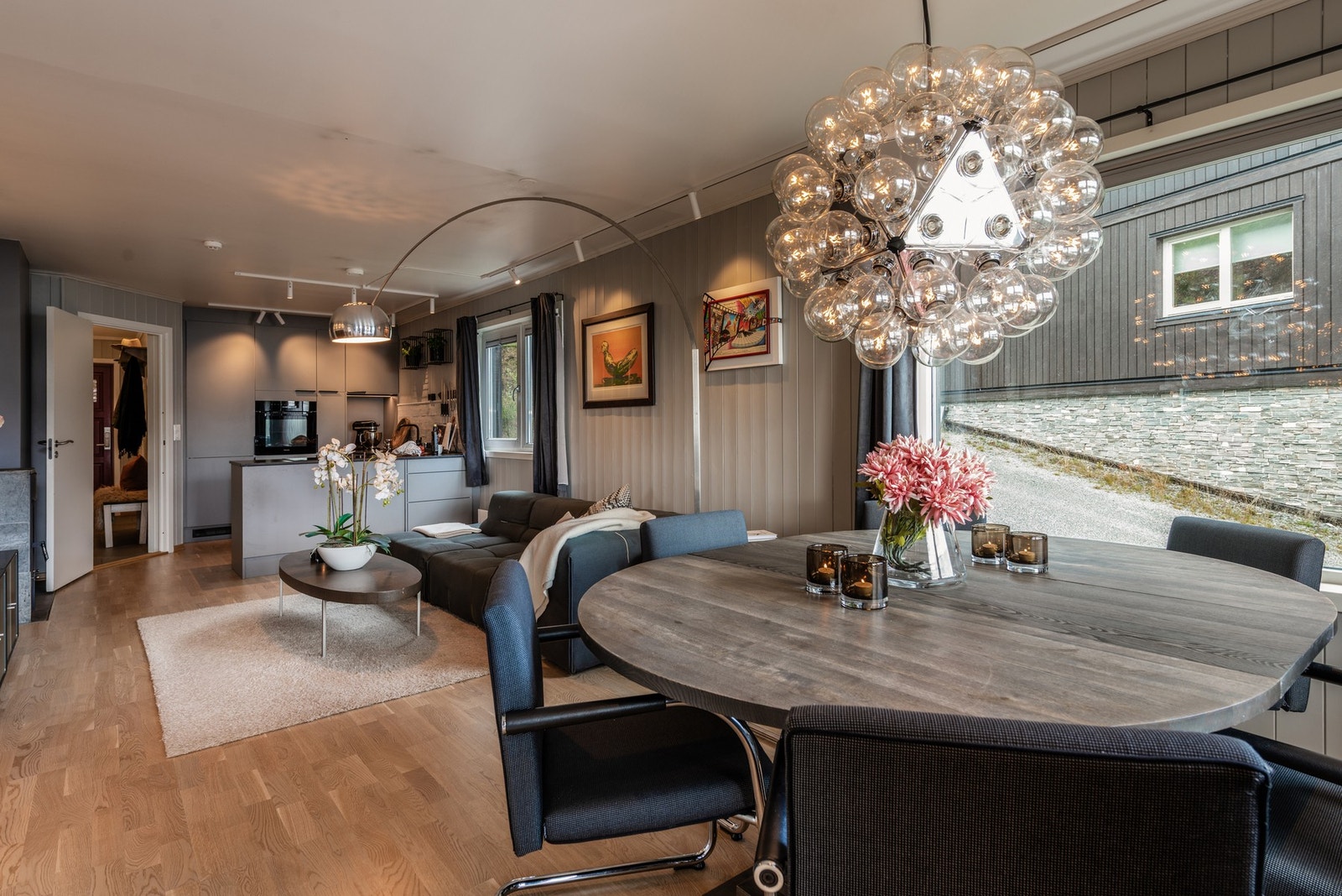 Store vindusflater gir rikelig med naturlig lys. Galleribilde