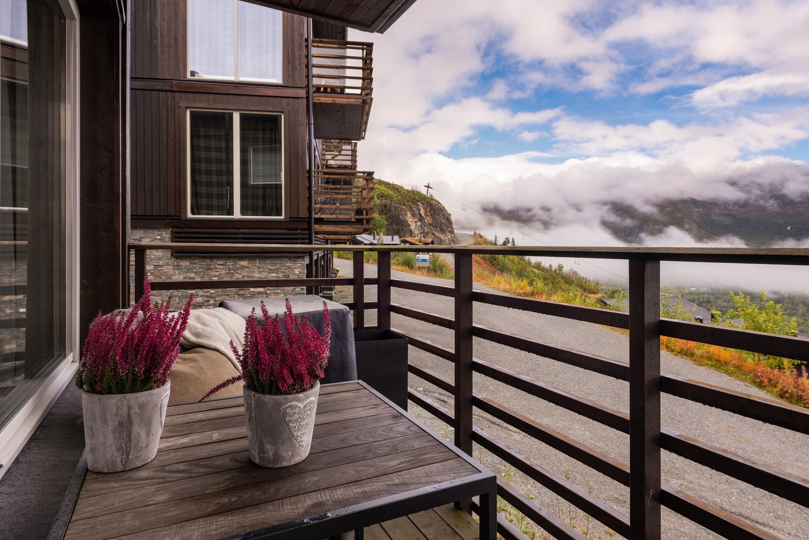 På veranden er det plass til en hyggelig sittegruppe. Galleribilde