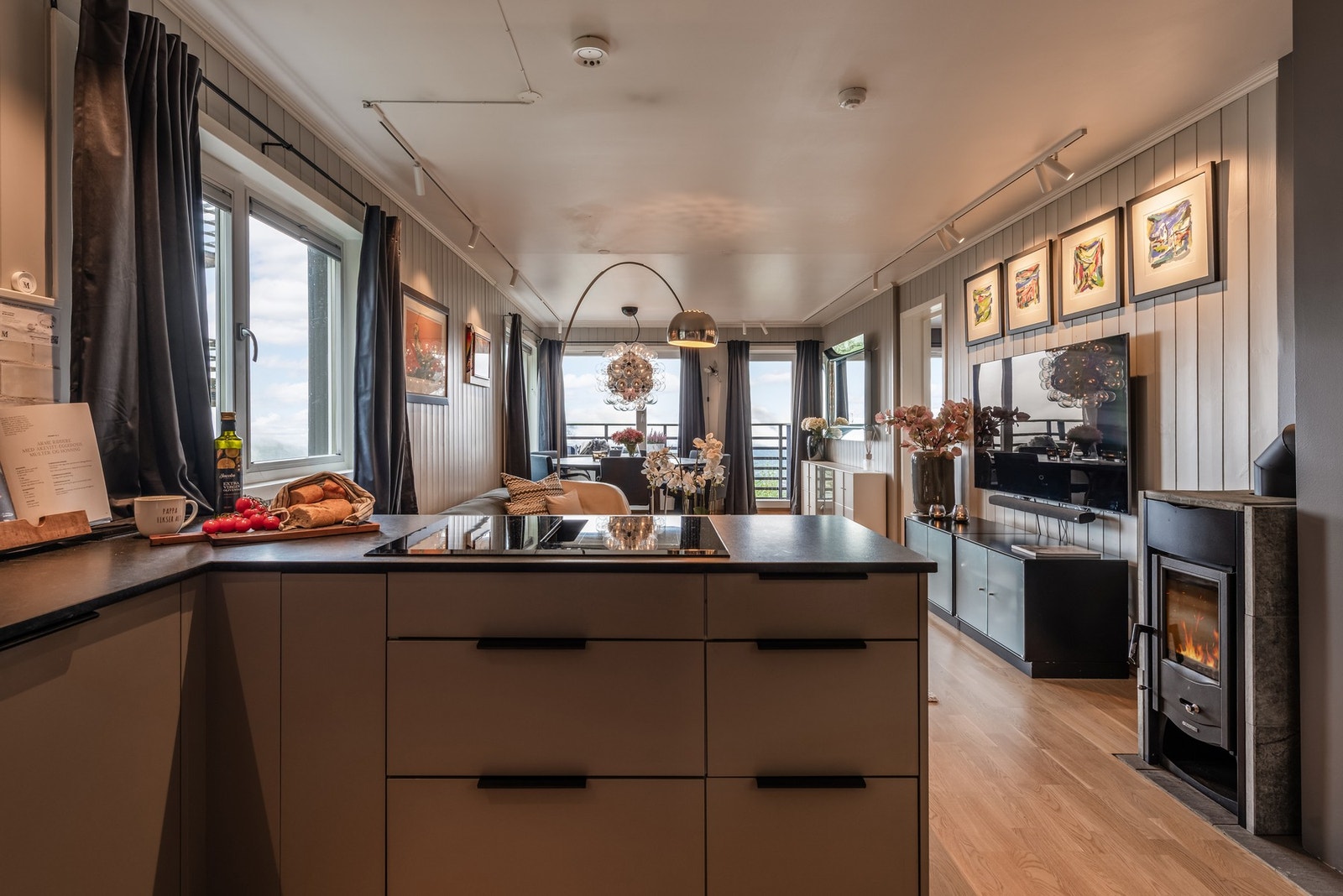 Kjøkkenet er godt utstyrt med integrerte Miele-hvitevarer, herunder komfyrtopp med avtrekksventilator, stekeovn, oppvaskmaskin og kombiskap for kjøl/frys. Galleribilde