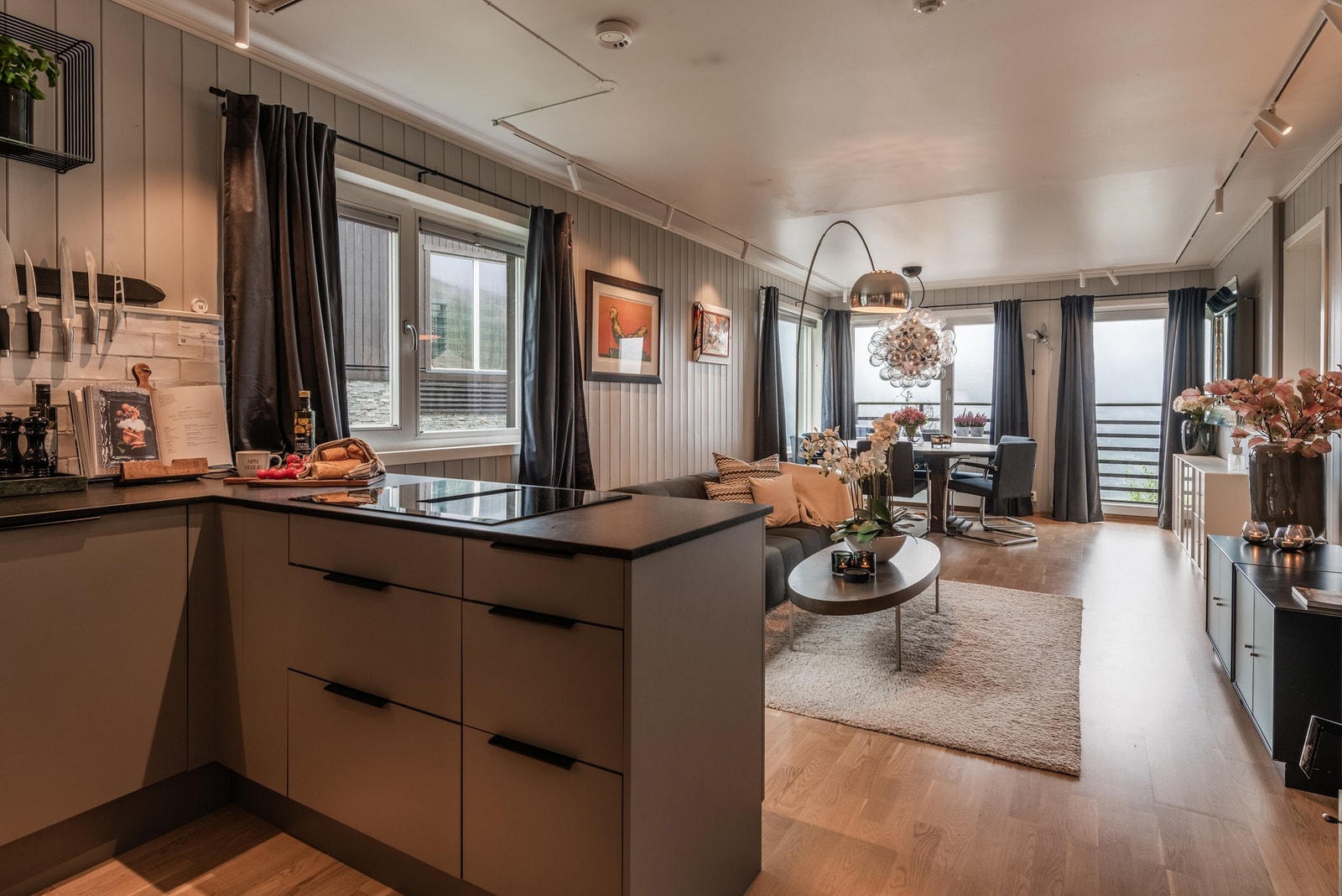 Kjøkkenet ligger i åpen løsning mot stuen og danner et sosialt og naturlig samlingspunkt. Galleribilde