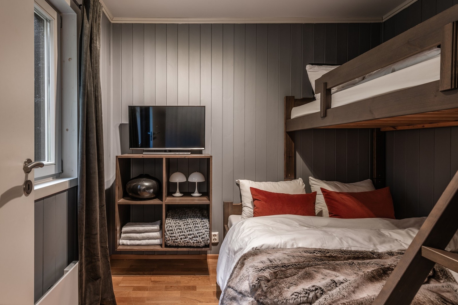 Soverom 2 innredet med familiekøye og plass til oppbevaring. Galleribilde