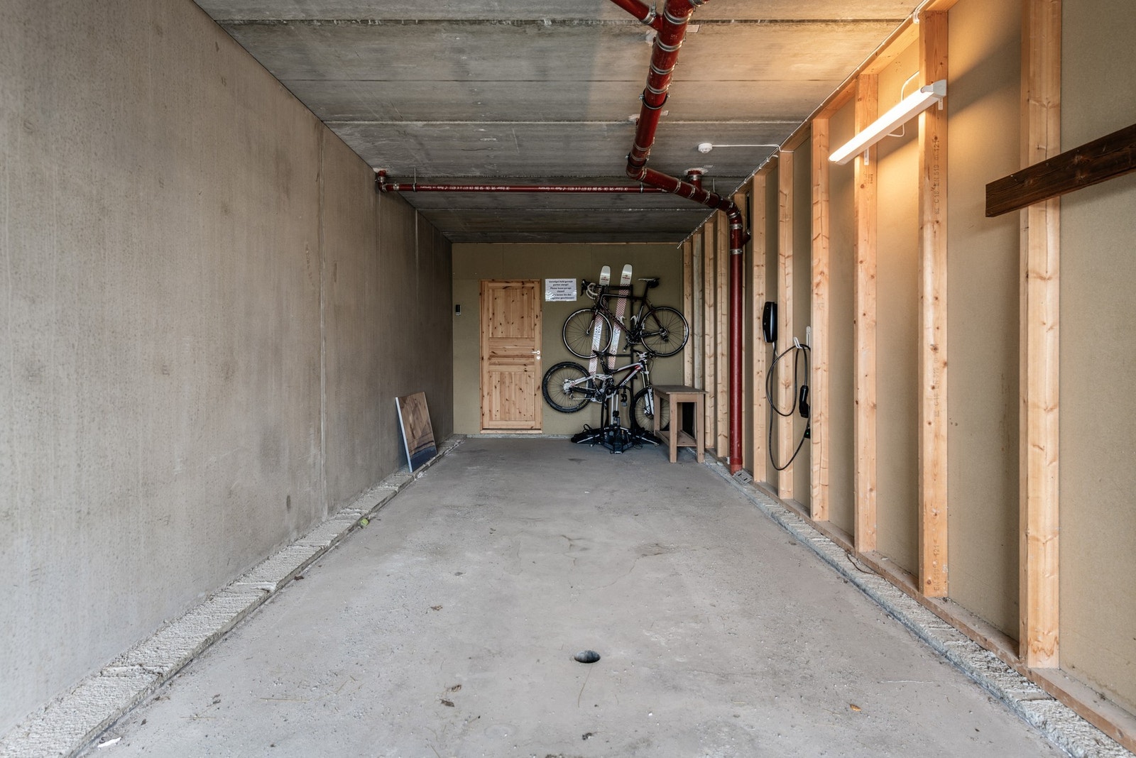 Garasje med plass til 2 biler og elbillader. I tillegg er det romslig sportsbod innerst i garasjen. Galleribilde