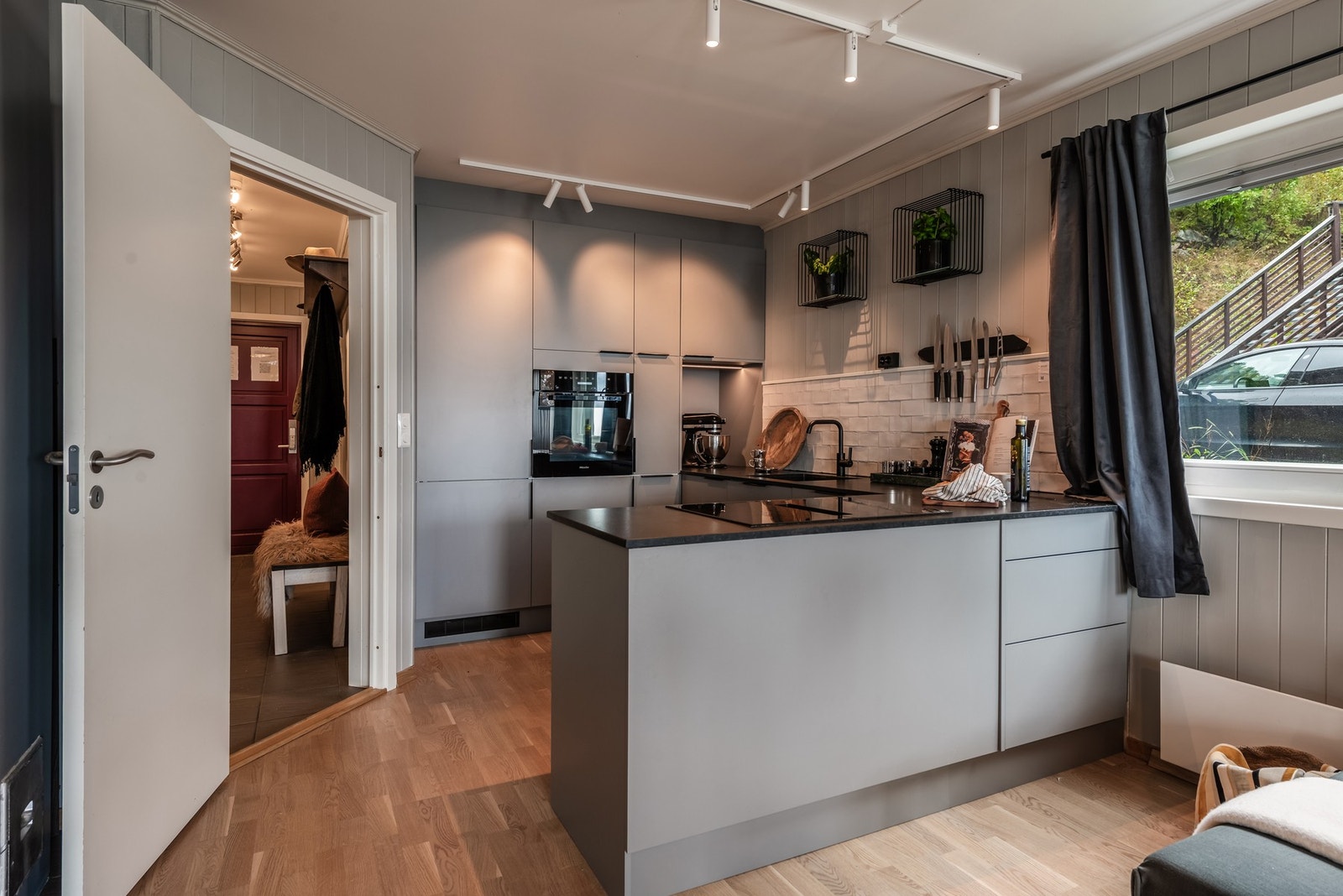 Her møtes du av åpne løsninger, generøs takhøyde og store vindusflater med en lun og innbydende atmosfære. Galleribilde