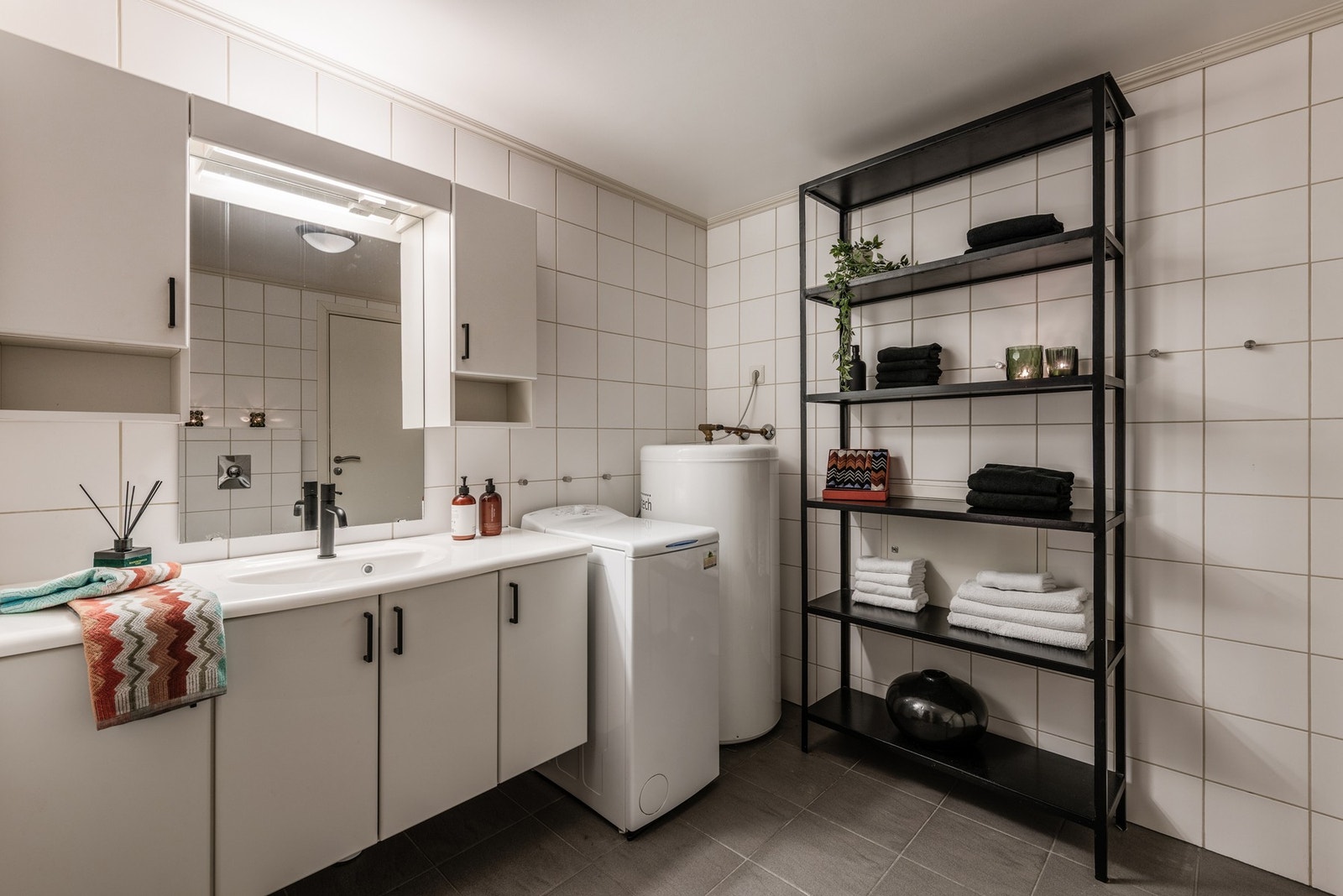 Baderomsinnredningen består av heldekkende servantplate, vegghengt toalett og dusjnisje med glassdør. Galleribilde