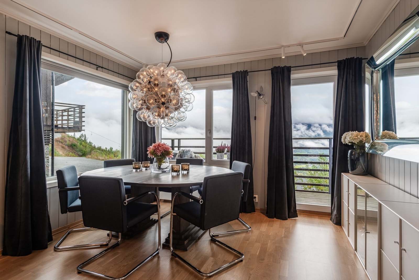 Her får man god plass til spisegruppe for hele familien og gode venner. Galleribilde