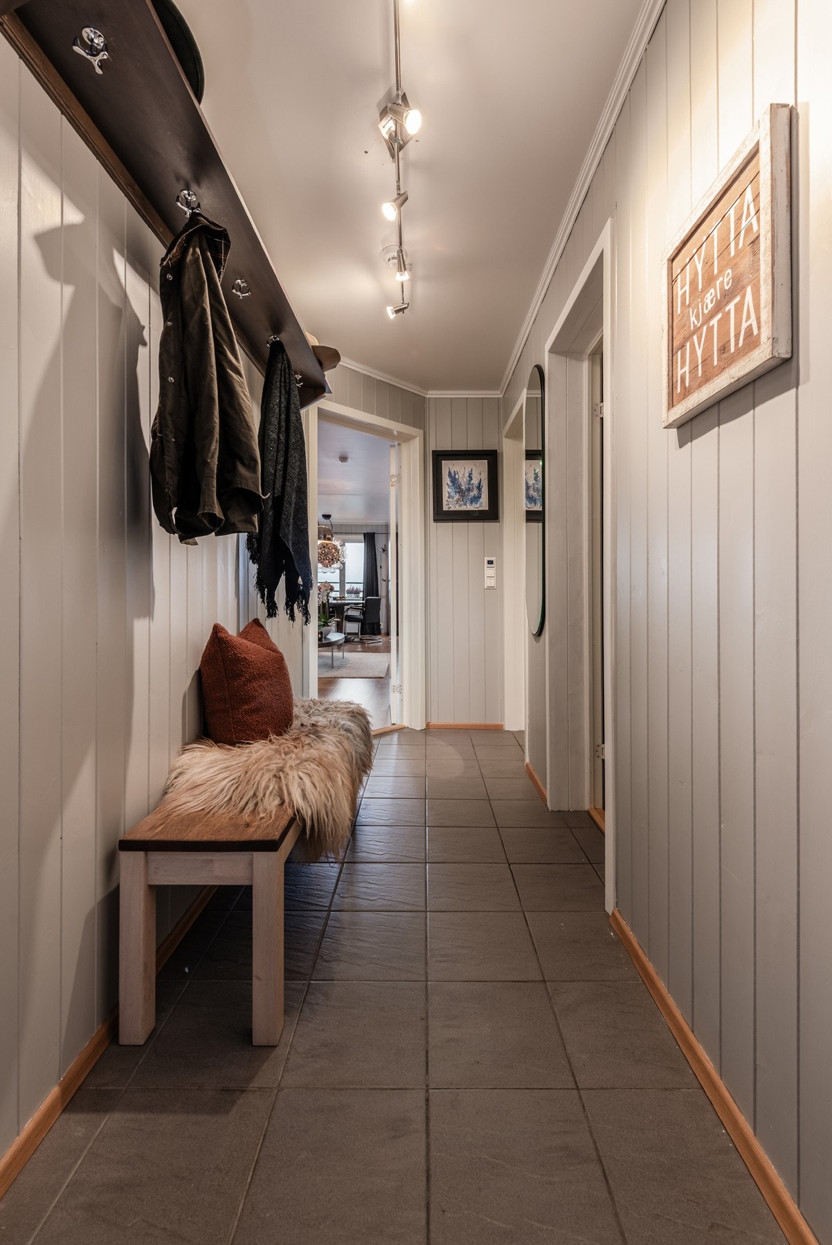 Videre fra hovedsoverommet kommer vi til leilighetens entré/gang til bad og 2 soverom. Galleribilde