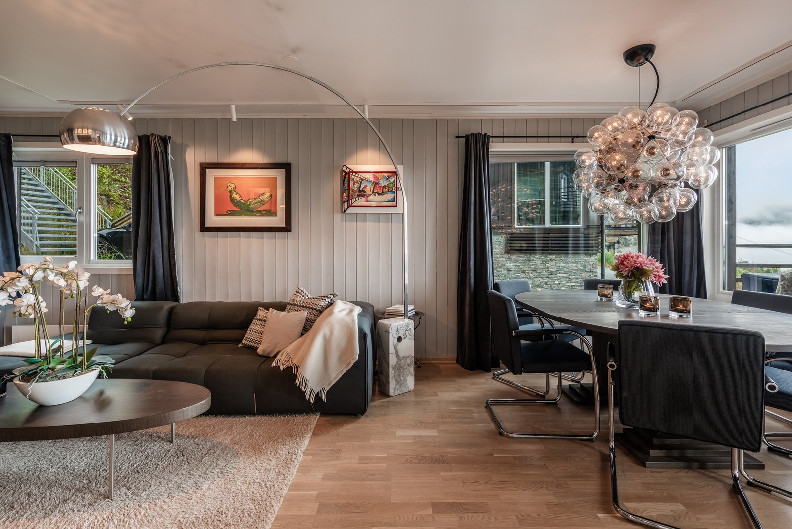 Alle termostater, både til gulvvarme og panelovner er appstyrte og wifi styrte. Belysning i stuen og kjøkken styres med Plejd-appen. Galleribilde