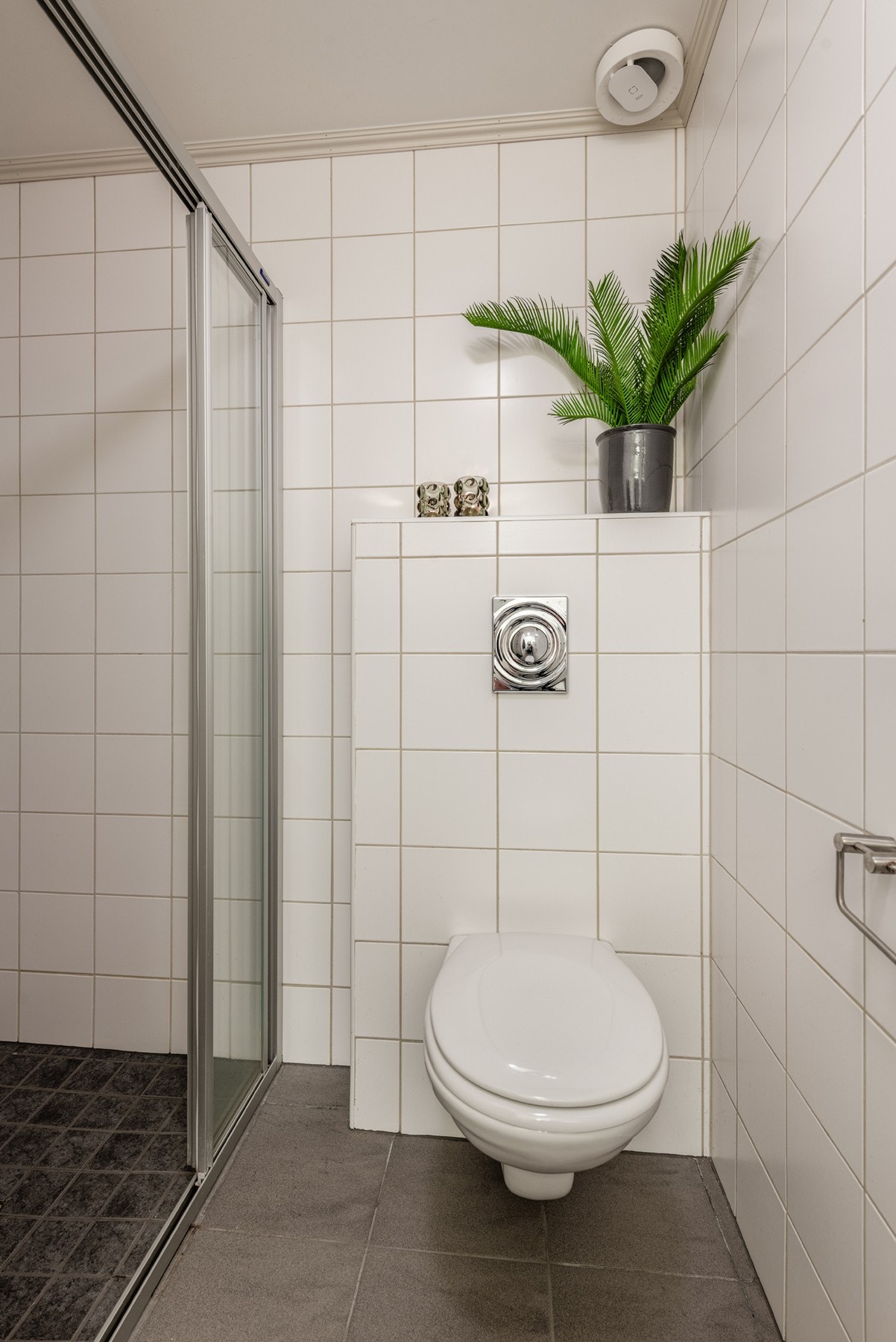 Badet er innredet med heldekkende servant, vegghengt toalett og dusjnisje med glassdør. Galleribilde