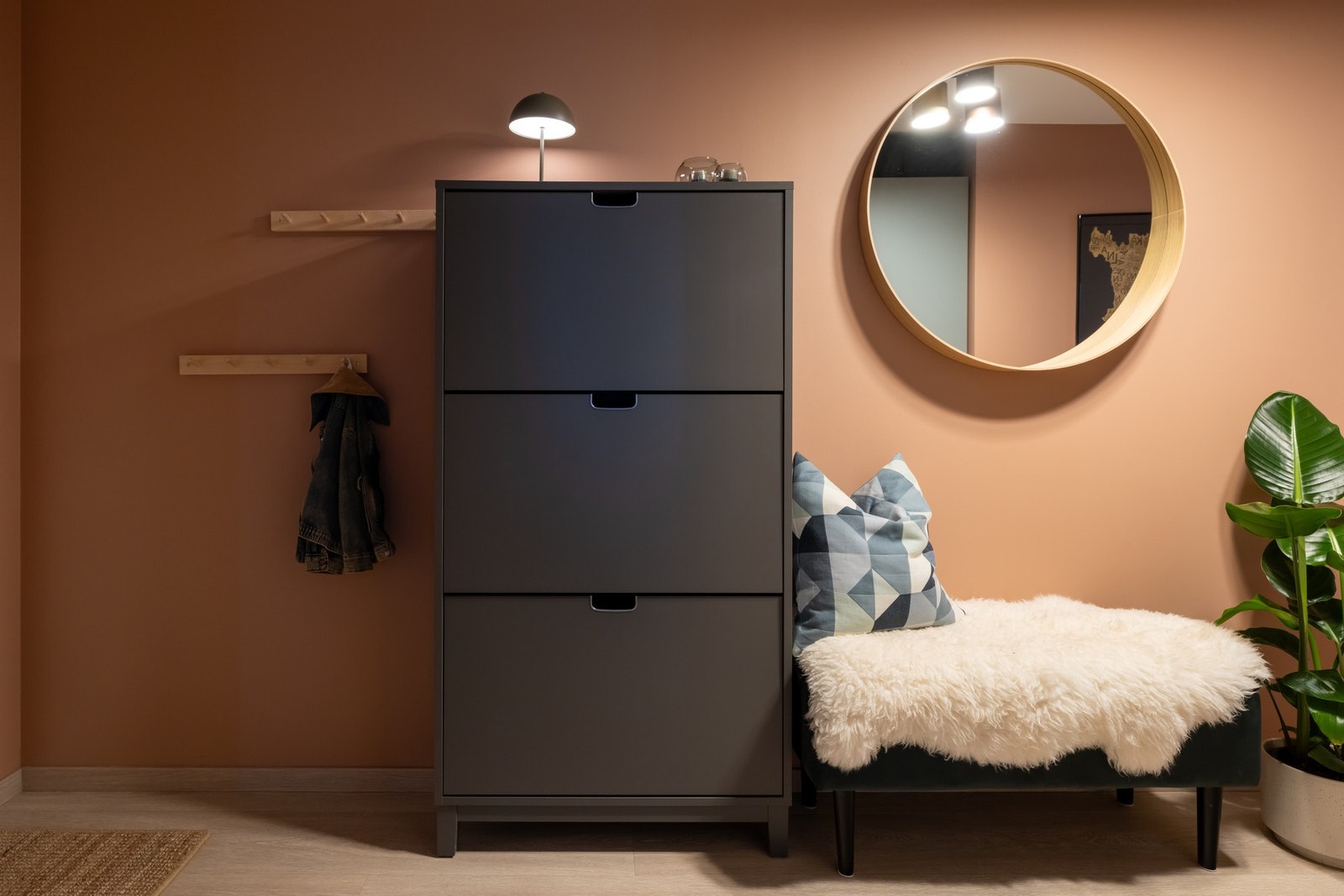 I entreen er det fin og naturlig plass til garderobeskap, knaggrekke og annen ønsket innredning. Galleribilde