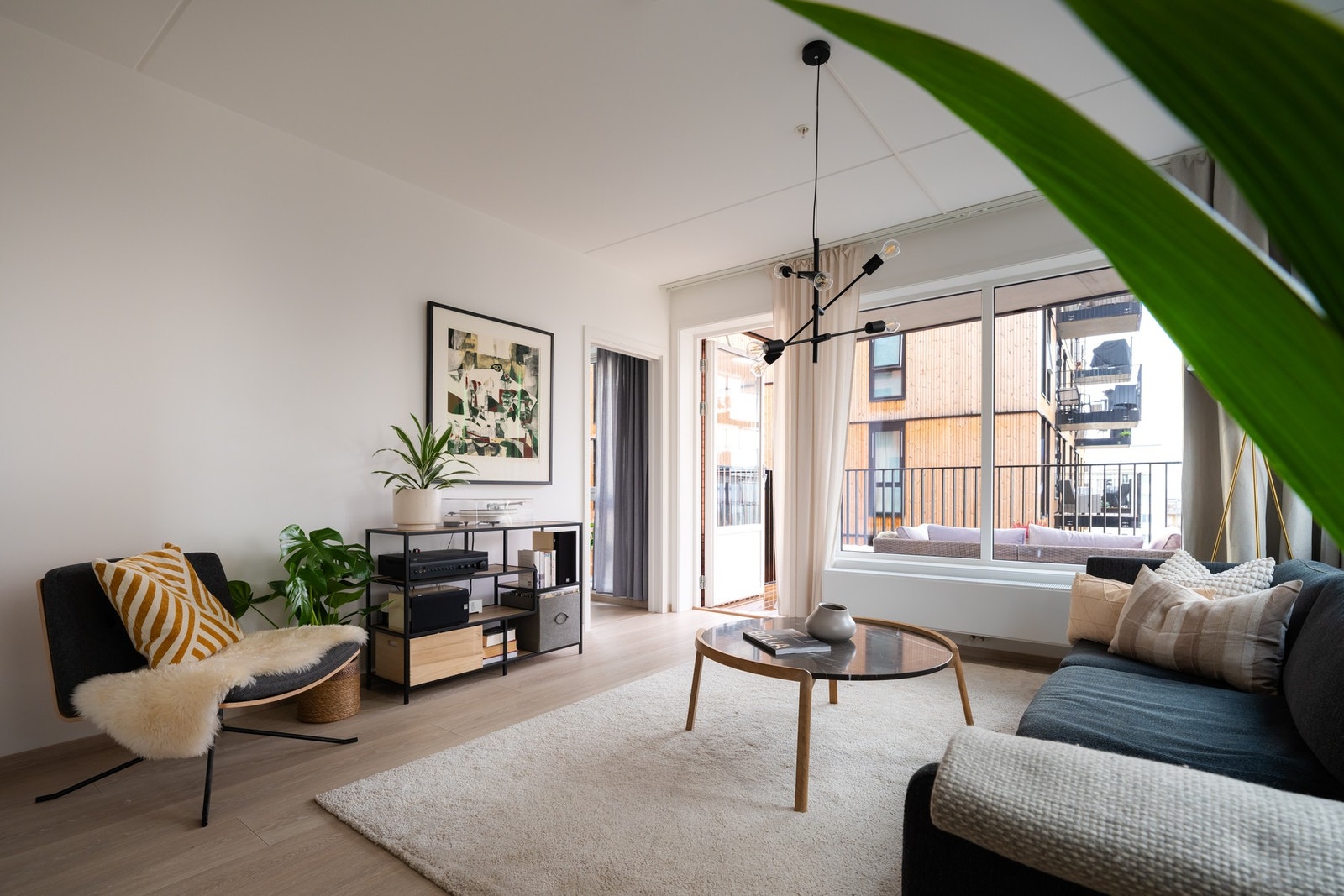 Her er det god plass for stort spisebord, sofagruppe, TV-benk og annet ønskelig møblement. Galleribilde