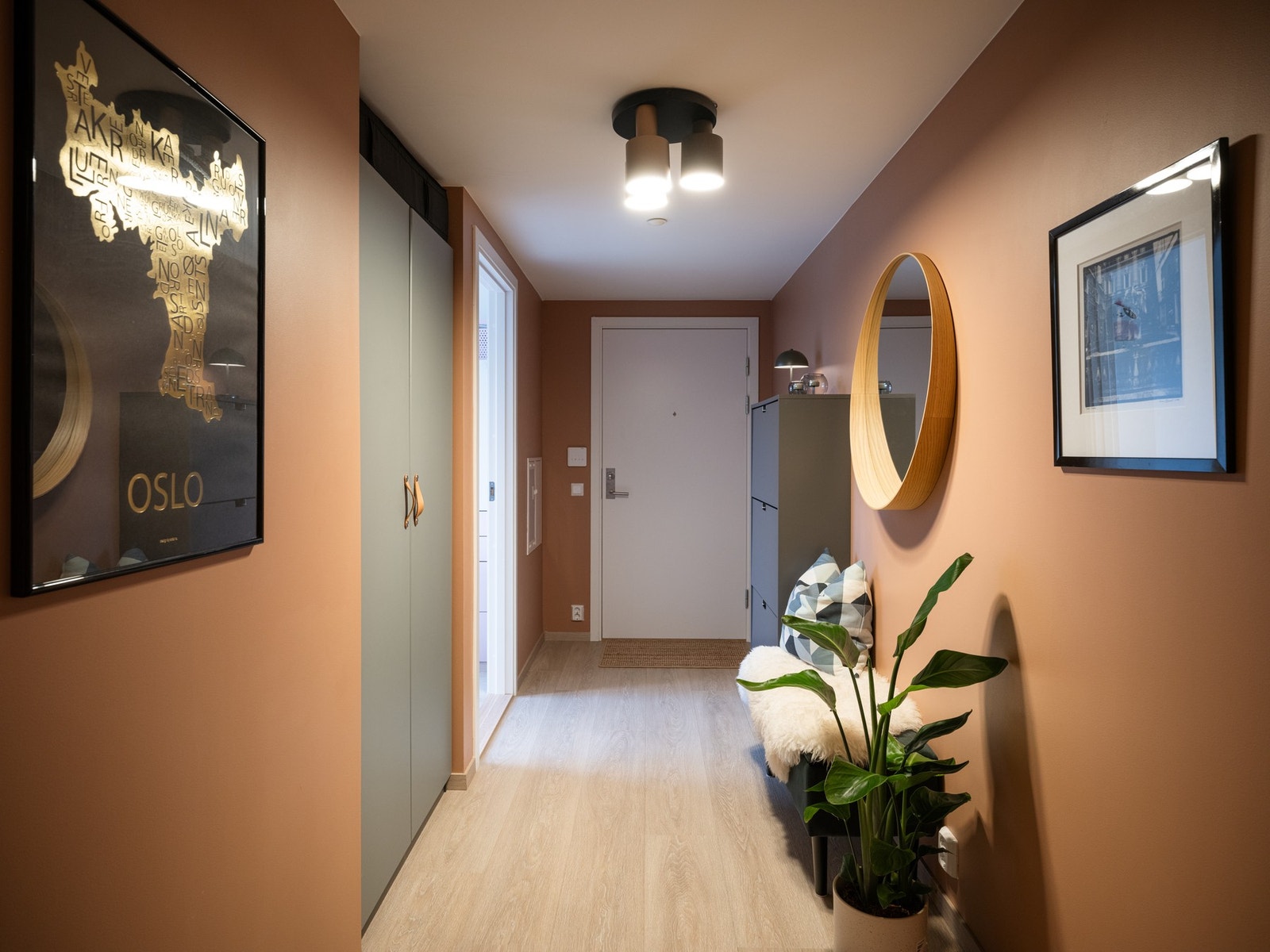 Her blir du møtt av en romslig og innbydende entré som gir et godt førsteinntrykk av leiligheten. Galleribilde