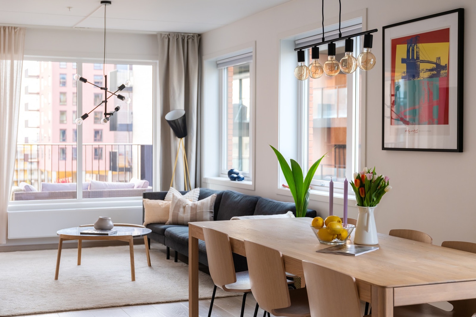 Dette er en endeleilighet og man får derfor glede av lysinnslipp fra to sider i stue- og kjøkkendelen. Dette gir en ekstra luftig romfølelse. Galleribilde