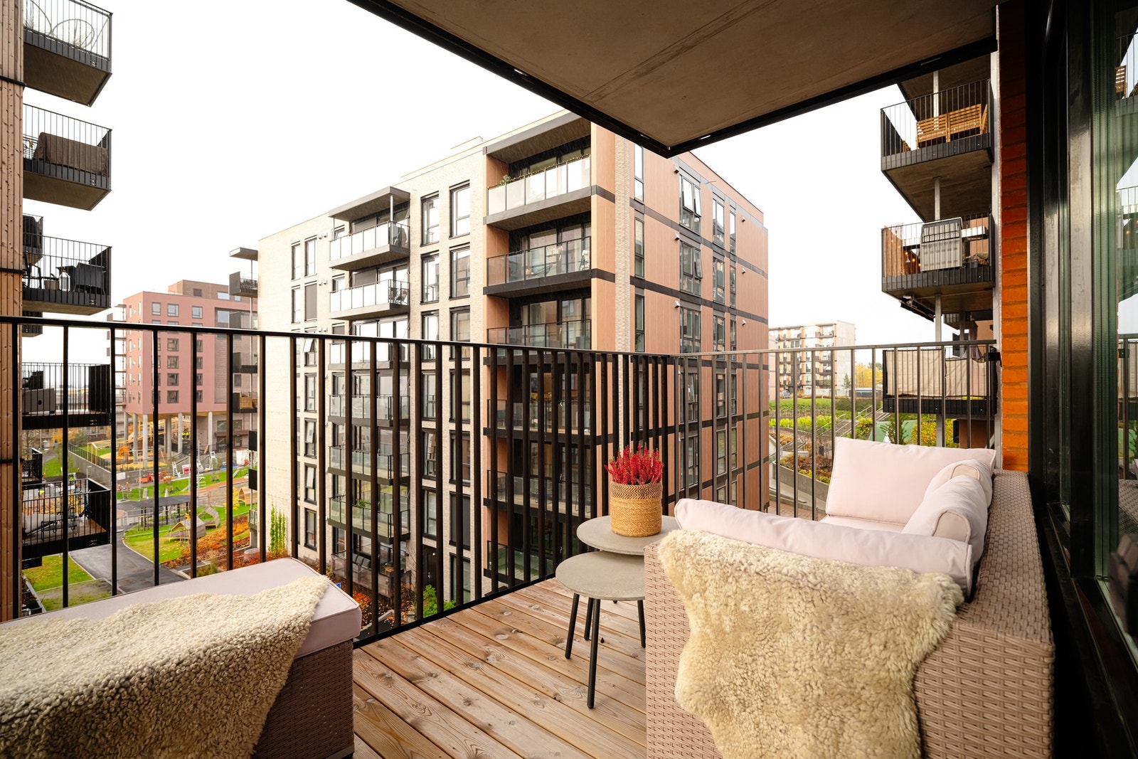 Her får man gleden av en romslig balkong med hyggelig utsikt! Balkongen er på ca. 8 kvm. Galleribilde