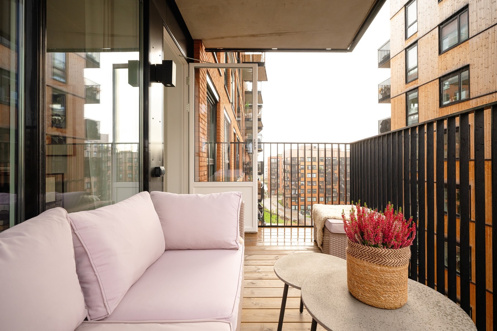 Det er god plass til sittegruppe, grill og beplantning. Det er tillatt å benytte el- eller gassgrill ved grilling på balkongen/private uteplasser. Galleribilde