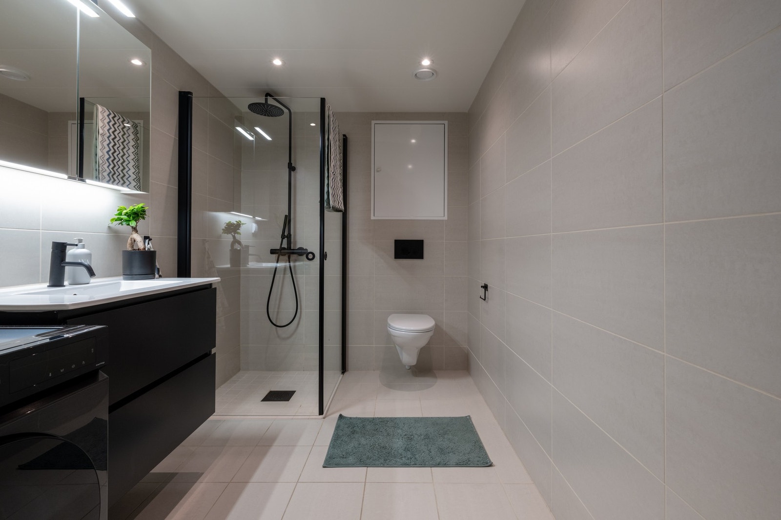 Her får man gleden av to flotte, flislagte bad av god størrelse. Det er downlights i taket og vannbåren gulvvarme. Galleribilde