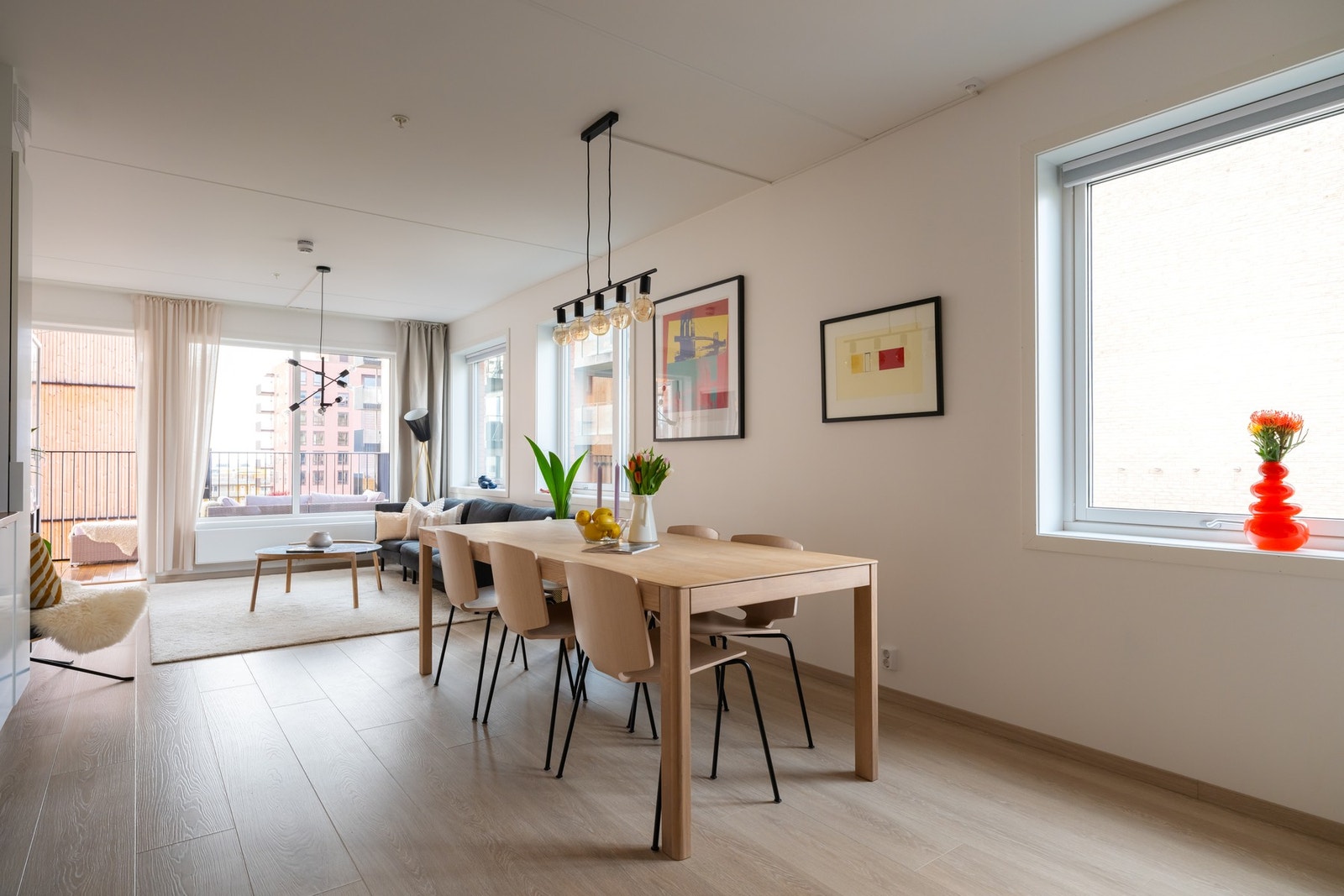 I tilknytning til kjøkkenet er det plass til et stort spisebord der gode måltider kan nytes med venner og familie. Galleribilde