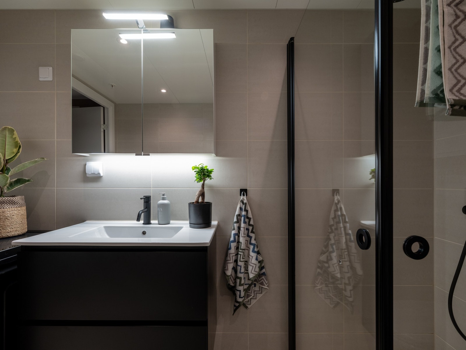 Det er opplegg for vaskemaskin og tørketrommel på badet. Galleribilde