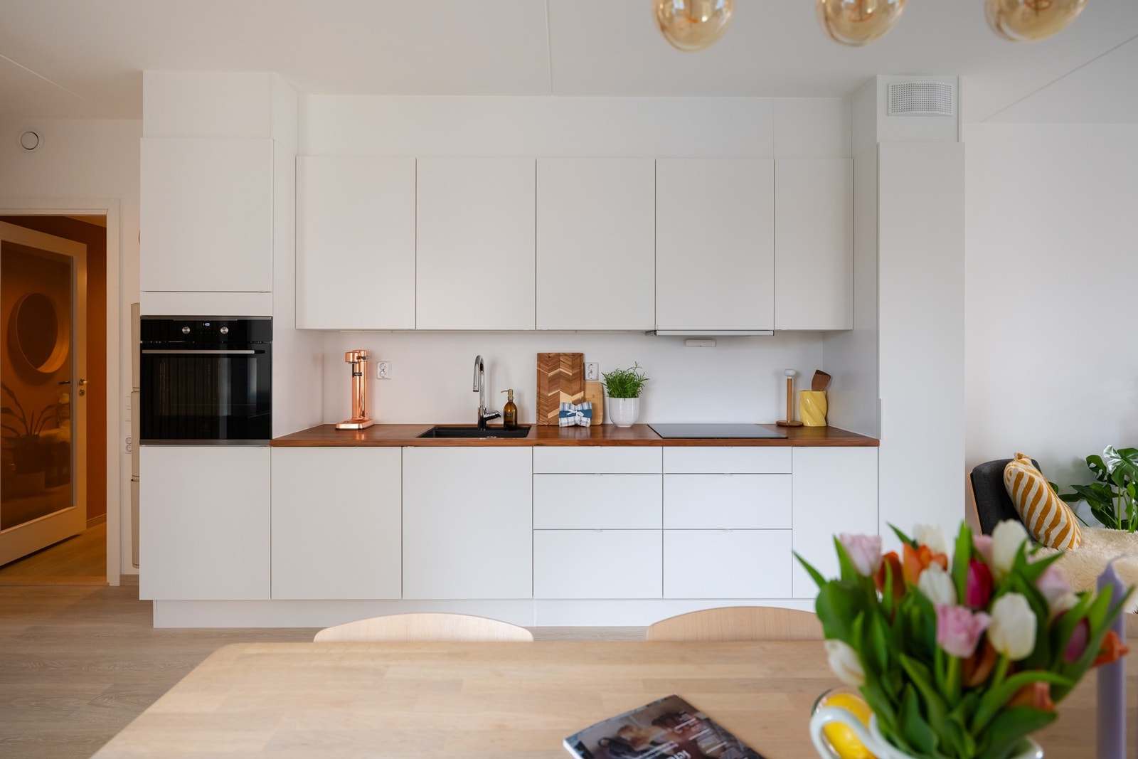 På kjøkkenet er det med andre ord rikelig med både skap- og benkeplass. Galleribilde