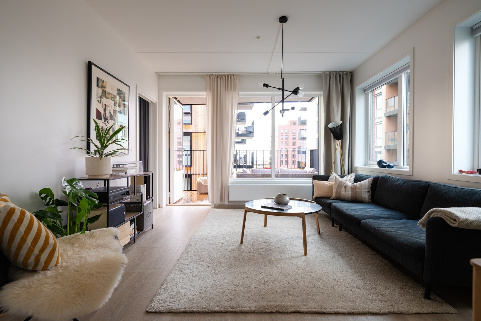 Leiligheten har en romslig og flott åpen stue- og kjøkkenløsning som er enkel å innrede. Galleribilde