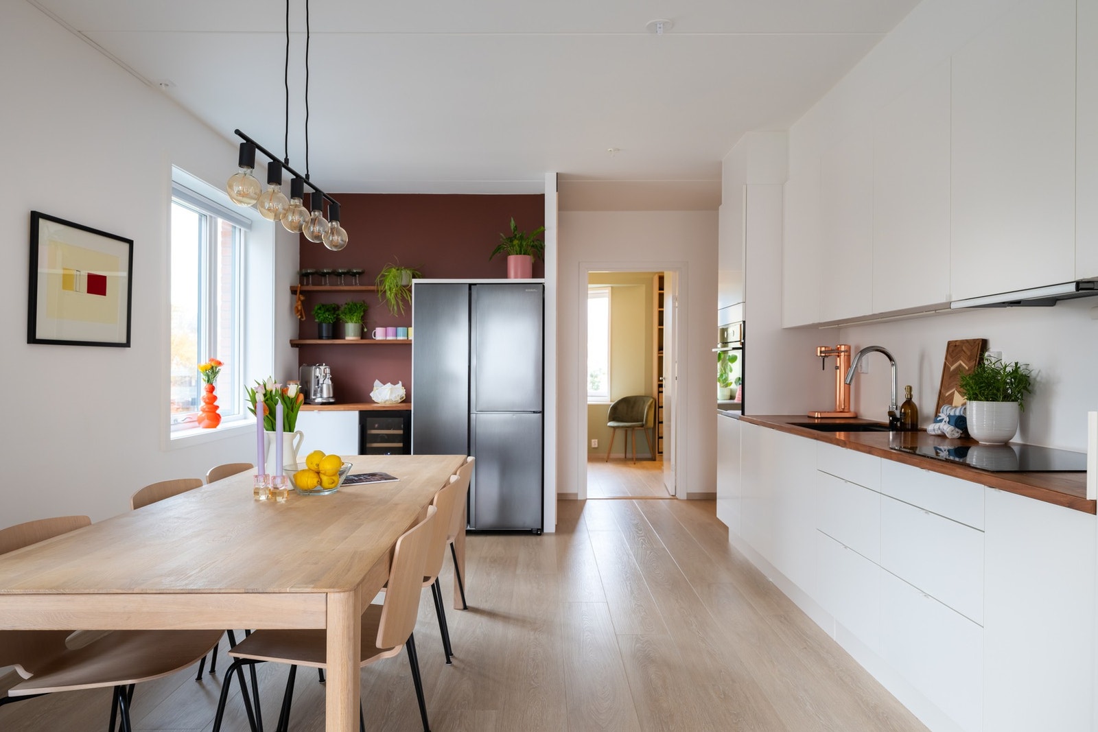 Lekkert og stilrent kjøkken fra HTH som er holdt i en moderne farge. Det er i tillegg satt inn ekstra innredning fra IKEA hvor man har plass til et hyggelig kaffehjørne. Galleribilde