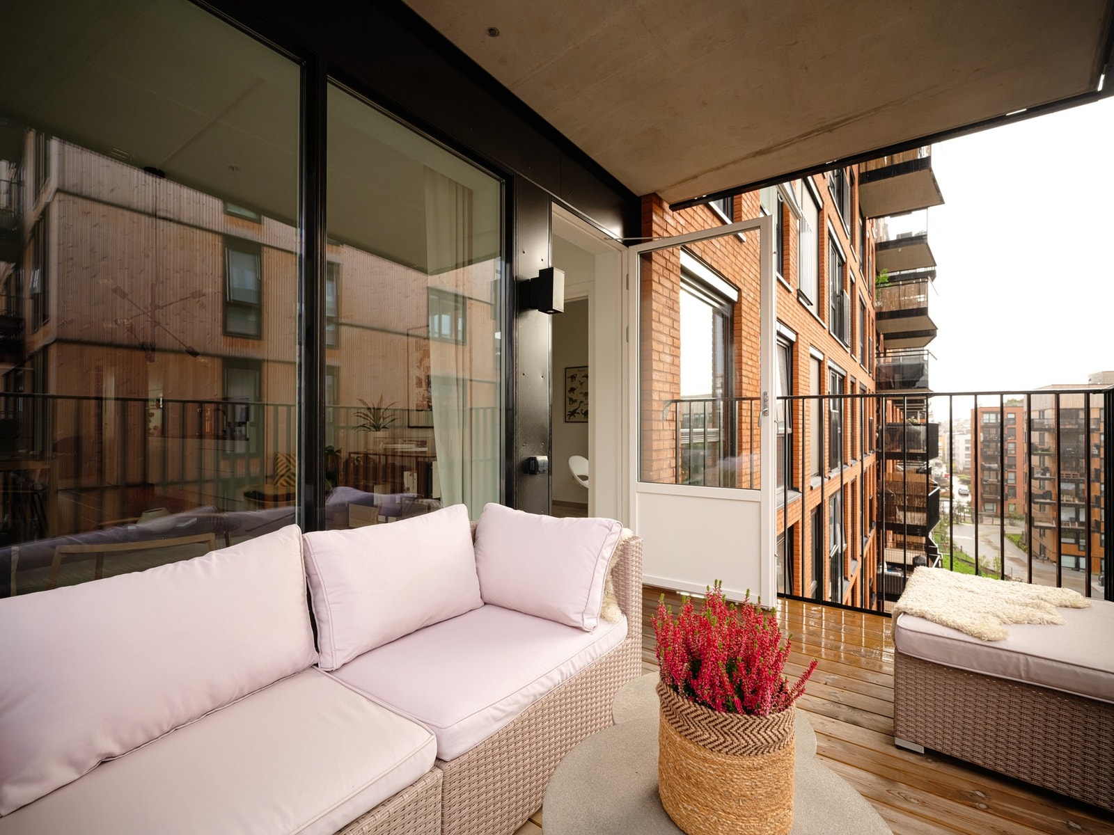 Balkongen er sydøstvendt. Galleribilde