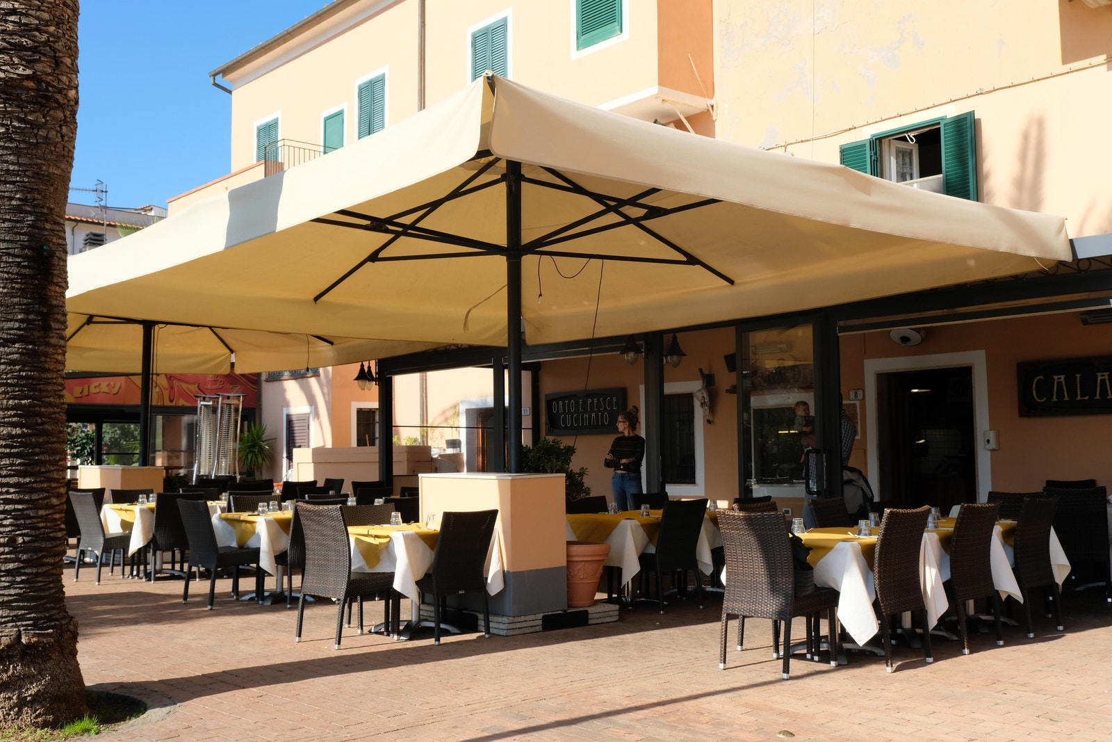 Nede i byen Porto Azzuro så yrer det av liv. Galleribilde