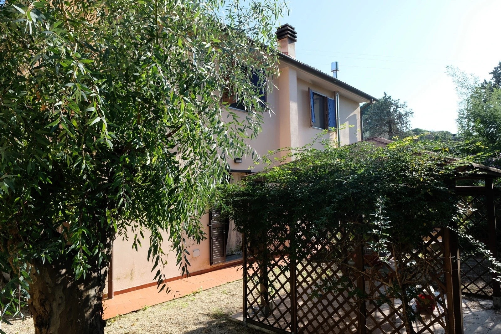 I hagen har vi uthos, kjøkken, grill o.a. Galleribilde