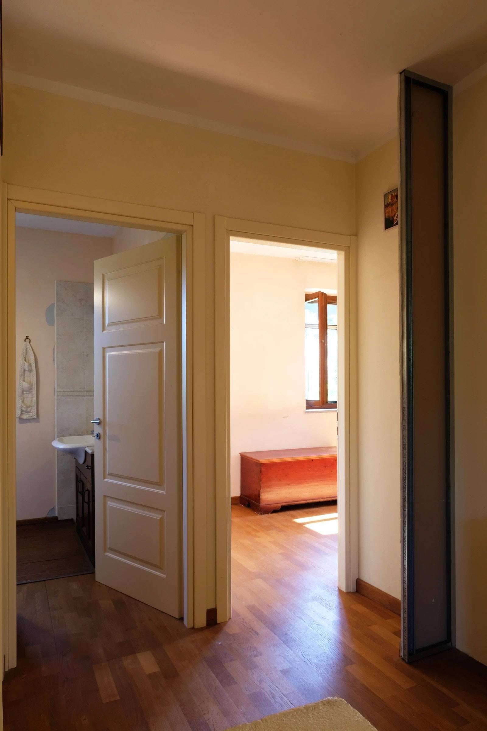 i andre etasje har vi 2 soverom og bad. Itillegg har vi stor gang med peis som kan brukes til soverom. Galleribilde