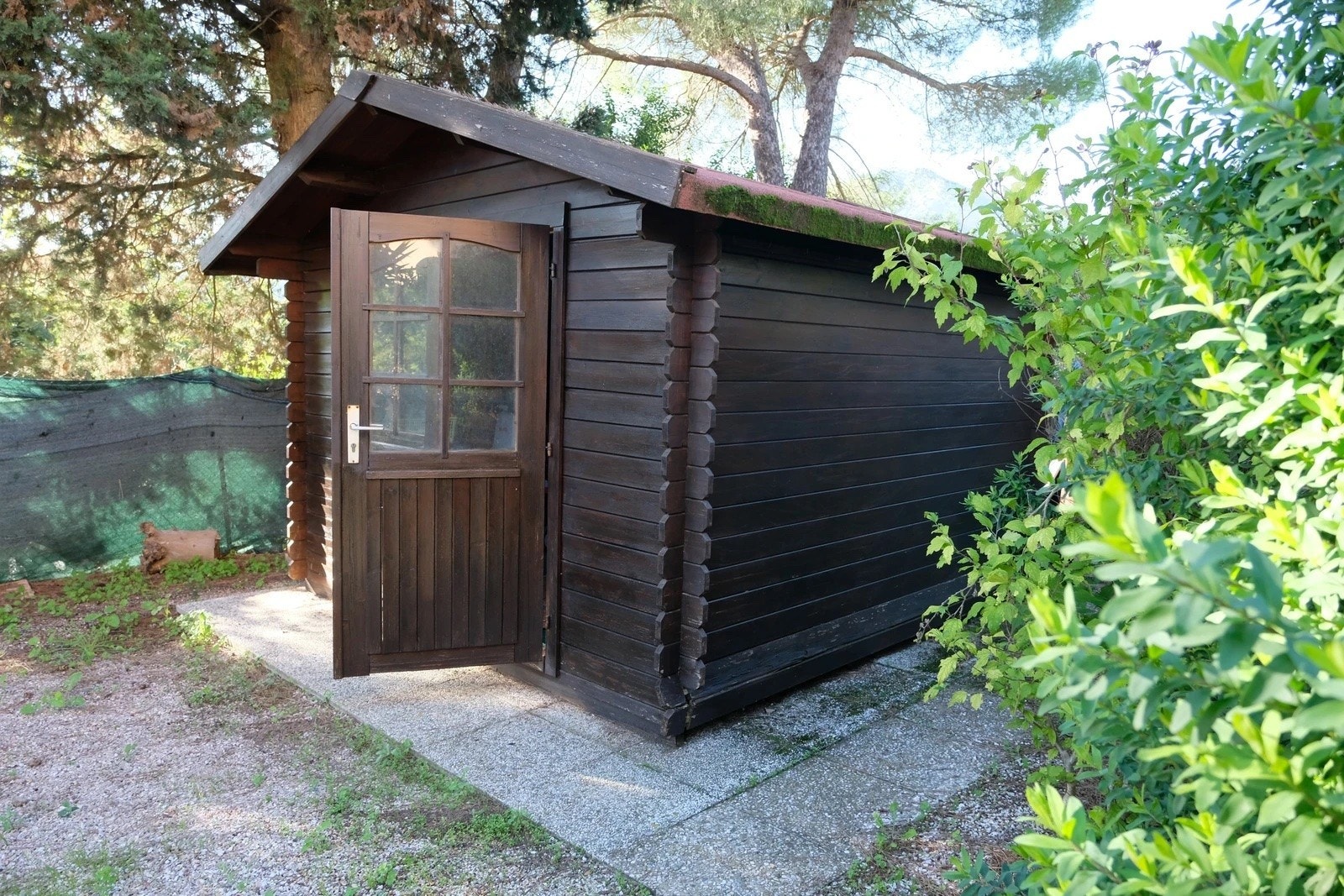 Lite hus, utekjøkken o.a. i hagen Galleribilde