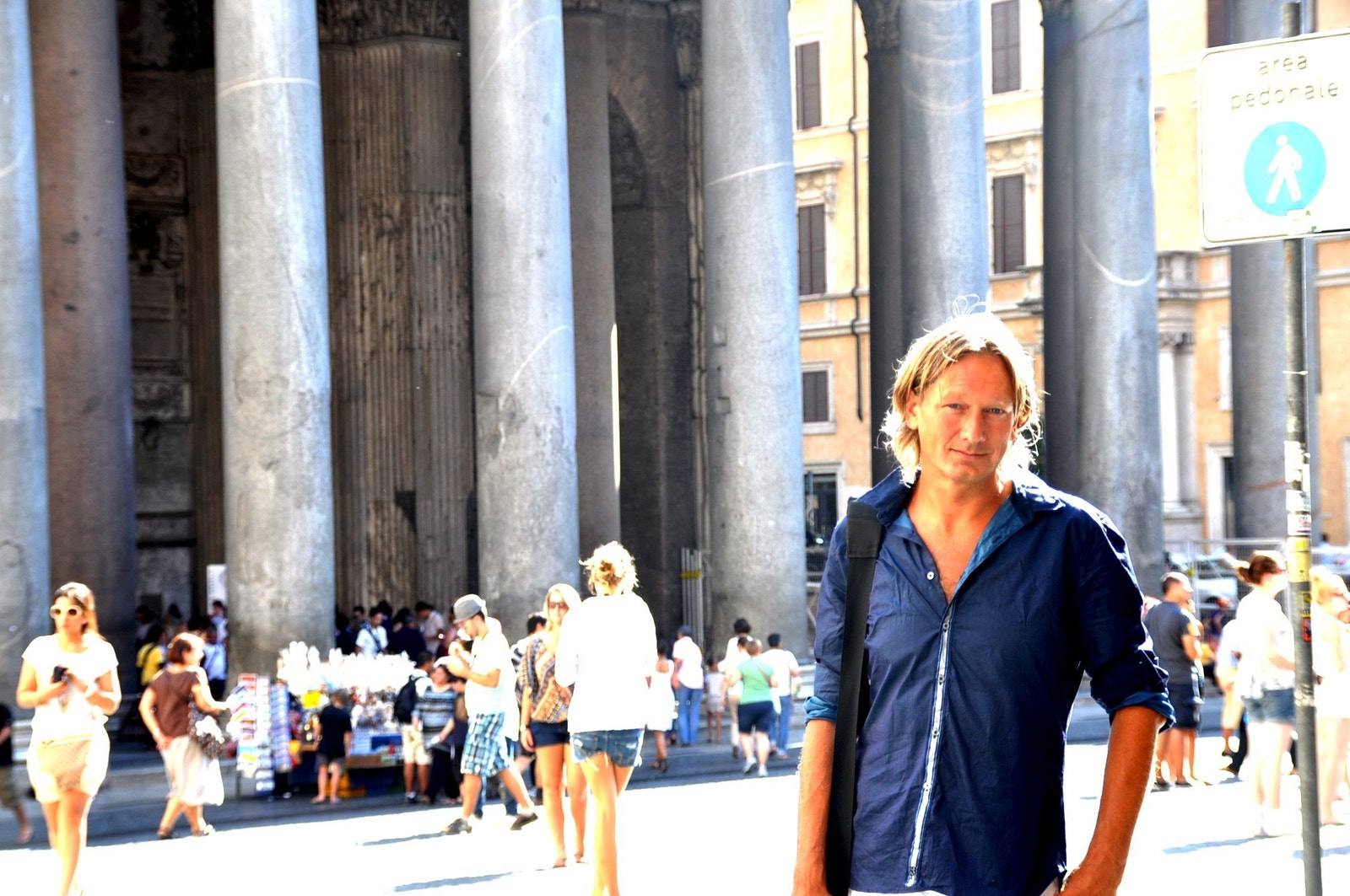 Per Arne Log er utdannet sivilingeniør, men har i de siste 20 år jobbet med formidling og prosjektering av eiendommer i Toscana, og da særs ved Toscanakysten. Galleribilde