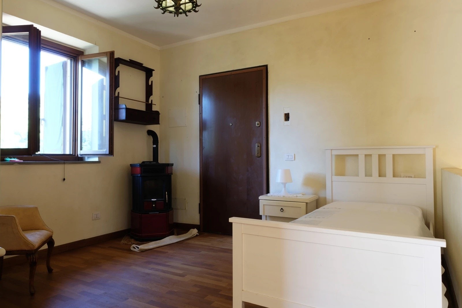 Soveromsetasjen kan varmes opp med denne flotte pelletsovnen. Rommet kan og brukes til soverom nummer 4. Galleribilde