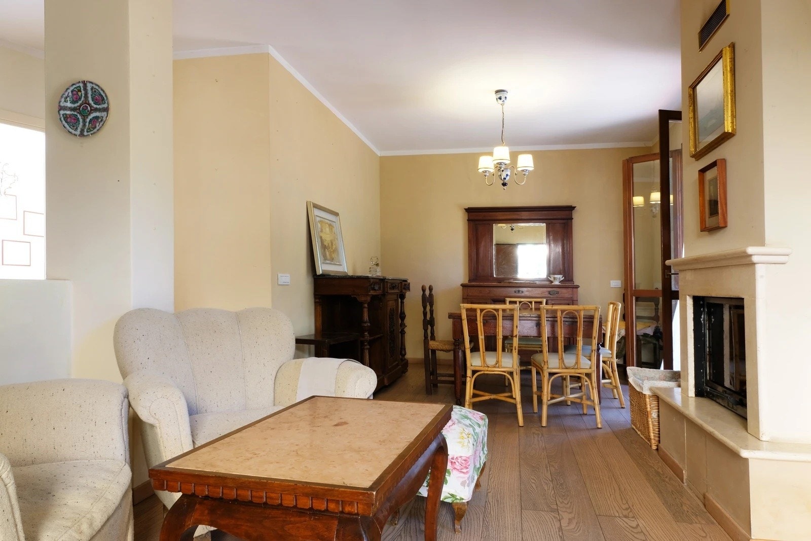 Det er mulig å åpne opp vegg, da det er en ytterdør som er kledd igjen fra innsiden. Da vil vi få mer lys i stue. Galleribilde