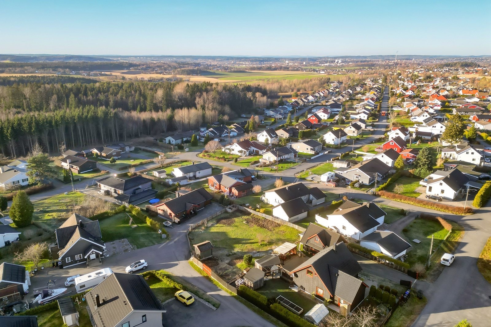 Tomten ligger i et populært område, med trygg gangvei til skoler og idrettsanlegg. Galleribilde