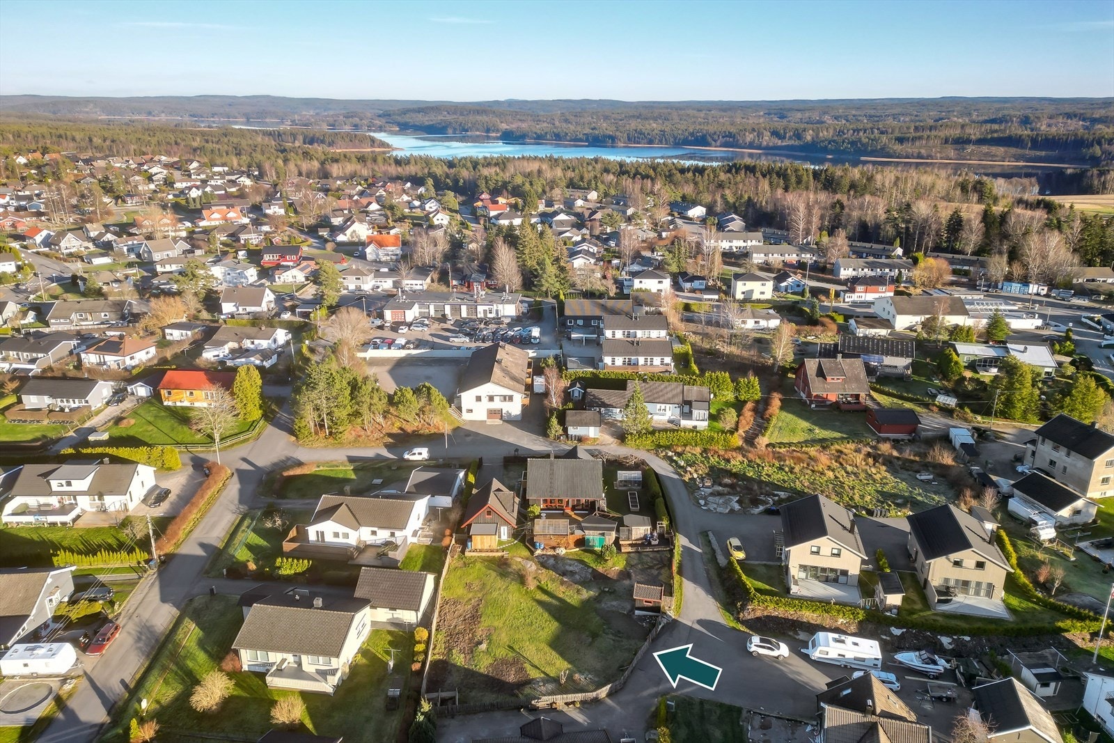 Mikael Lilletvedt v/DNB Eiendom, har gleden av å presentere denne flotte tomten i Bjerkholts vei 23! Galleribilde