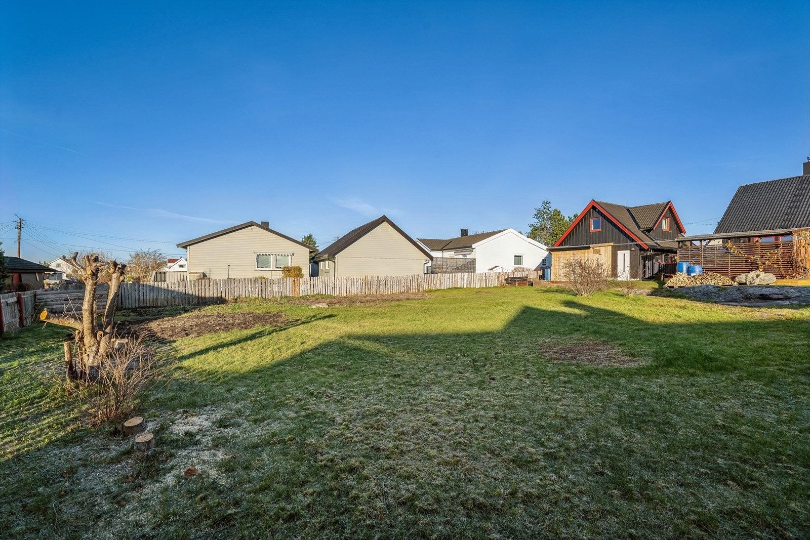 Dette er en stor og flott eietomt med vestvendt beliggenhet og svært gode solforhold. Galleribilde