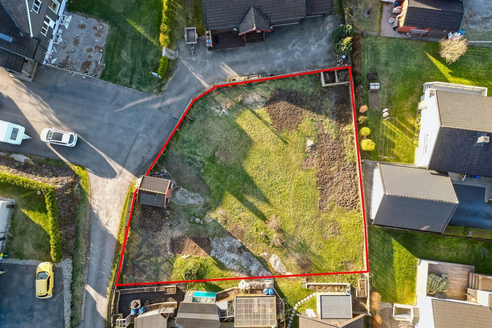 Tomten er på hele 676kvm, og ligger innerst i en blindvei i et rolig boligområde. Galleribilde