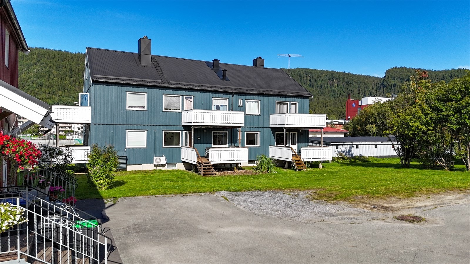 Eiendommen ligger sentralt på Selfors med nærhet til alt som finnes her. Galleribilde