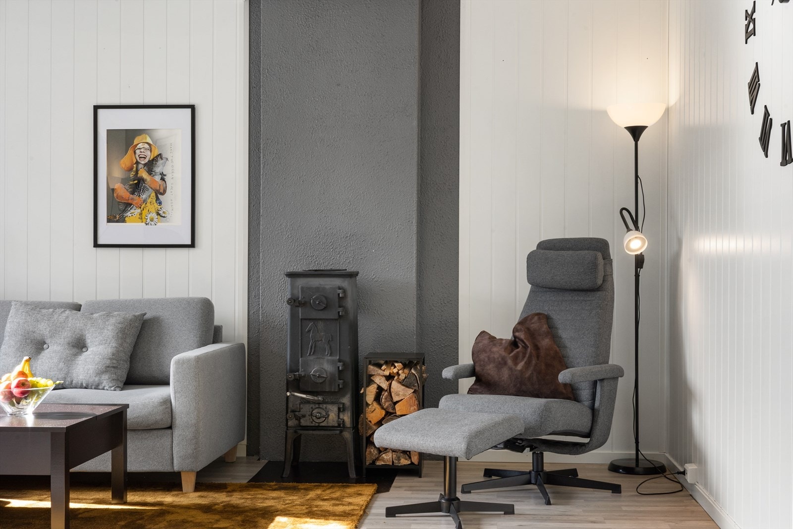 Leiligheten oppvarmes med vedfyring, varmepumpe og ellers annen elektrisitet. Galleribilde