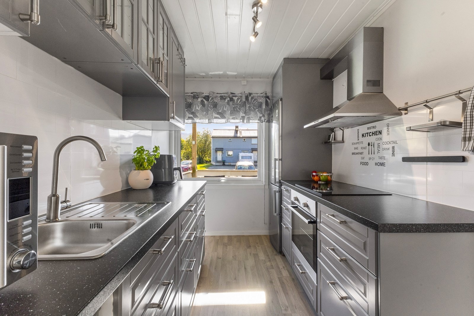 Kjøkkenet har rikelig med skap og benkeplass. Galleribilde