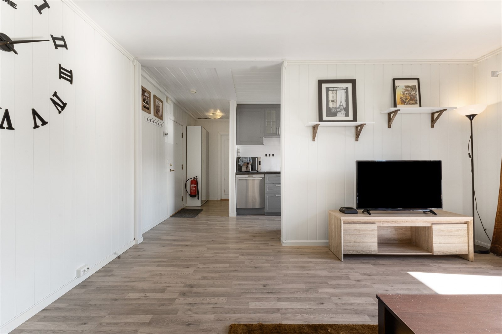 La oss ta turen videre inn i leiligheten, til bad og soverom. Galleribilde