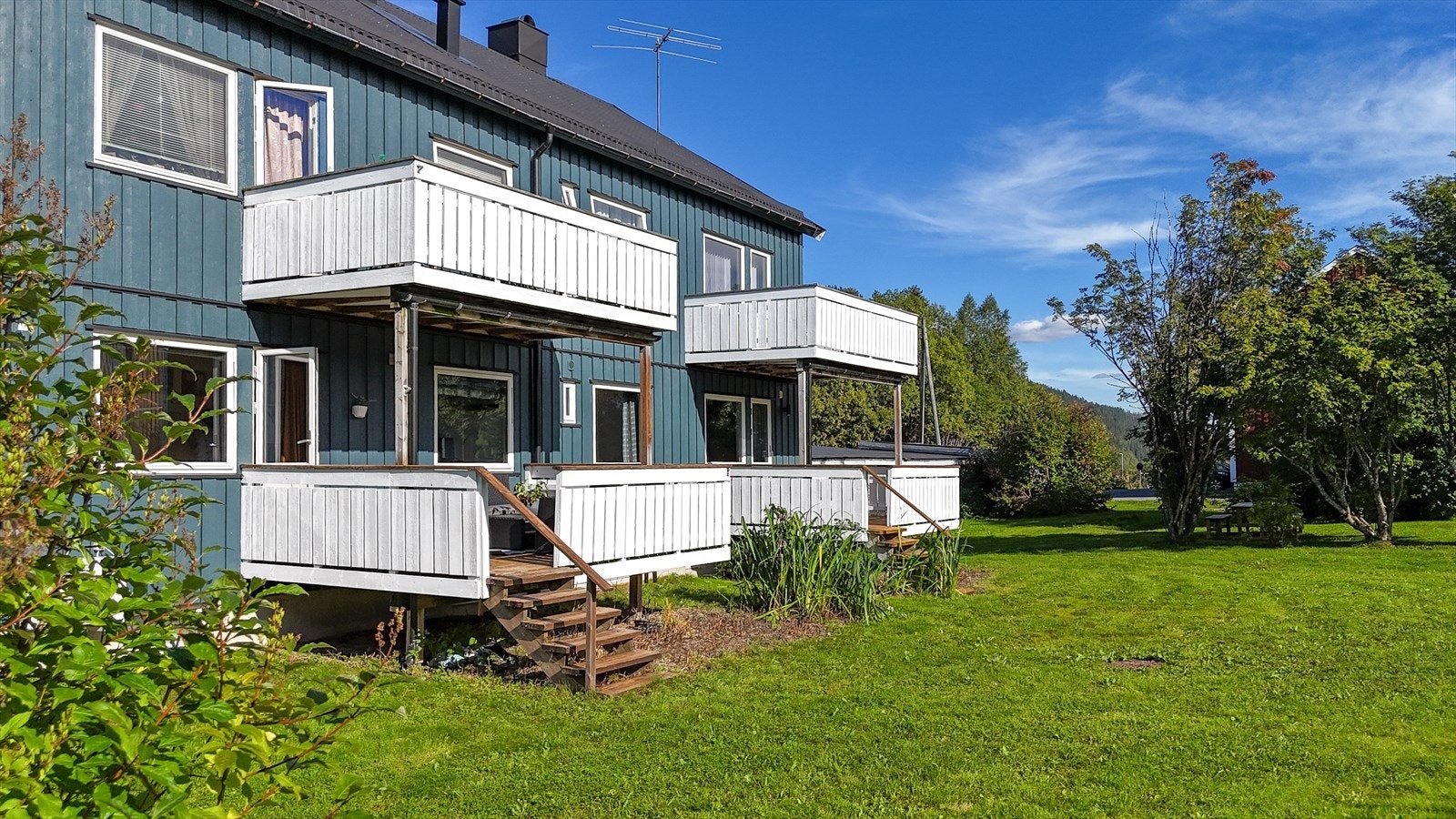 Fra balkongen har du trapp ned til en hageflekk. Galleribilde