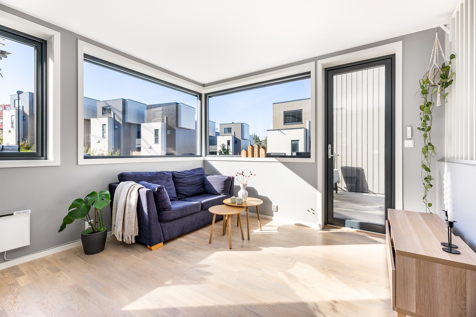 Motoriserte utvendige screens er montert på stuens vinduer. Galleribilde