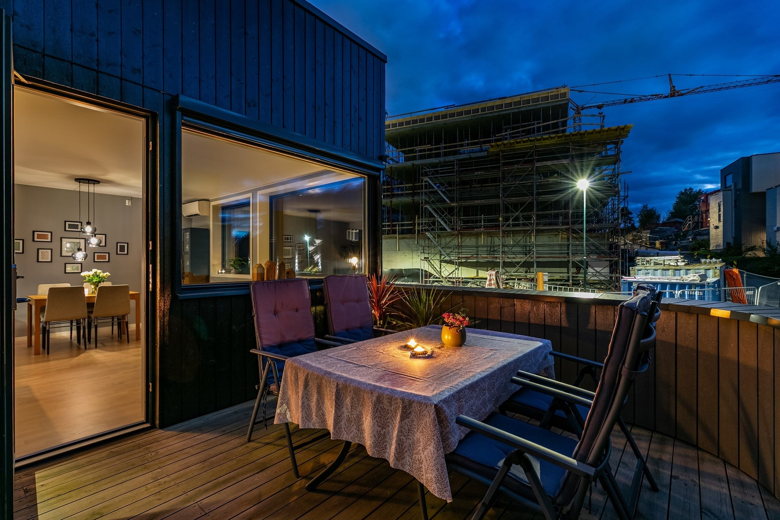 Med kjøkkenet på samme plan kan måltidene enkelt tas med utendørs til balkongen. Galleribilde