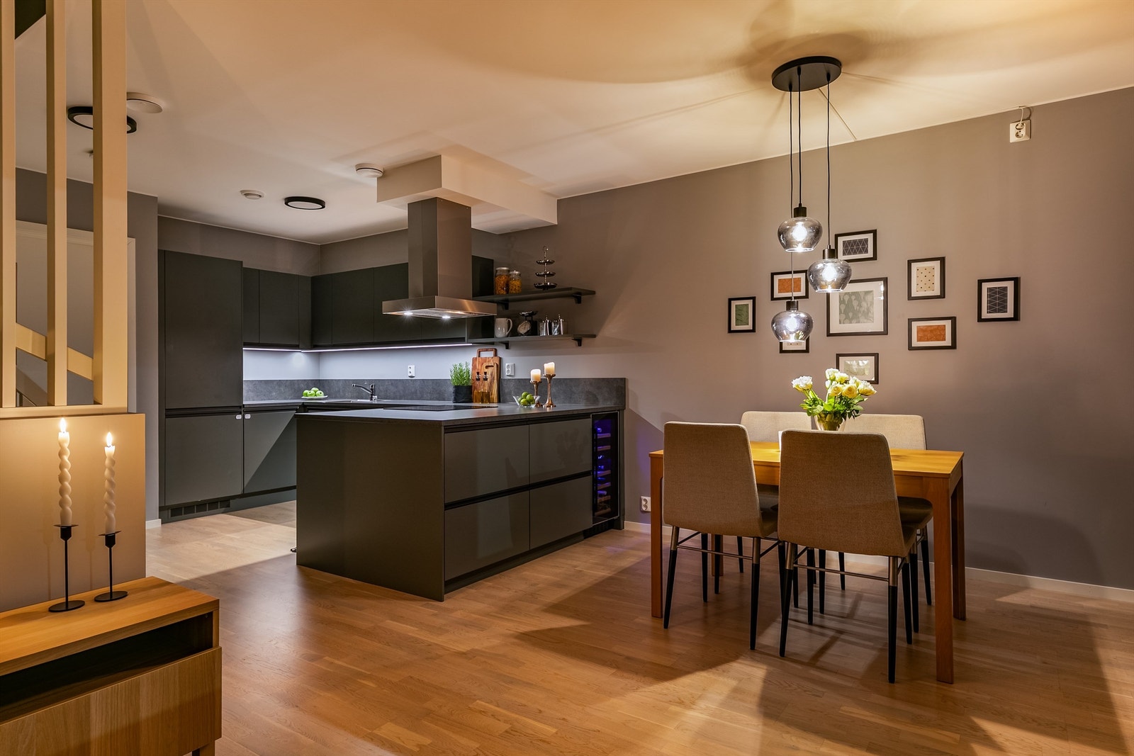 På midtre plan er spisestuen sømløst forbundet med kjøkkenet. Galleribilde