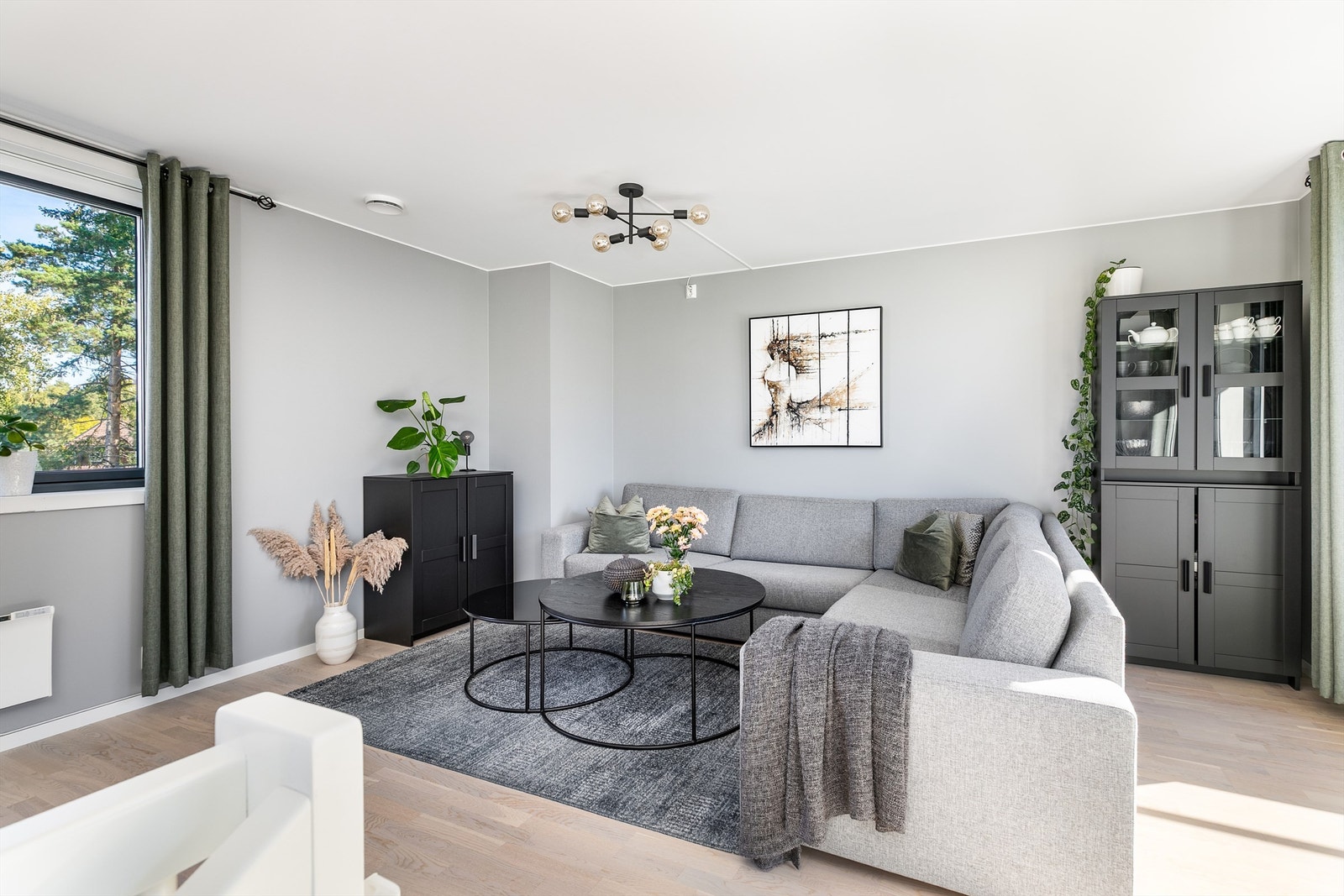 Med hele 27 kvm har stuen på øvre plan flere bruksmuligheter, blant annet som TV-stue. Galleribilde