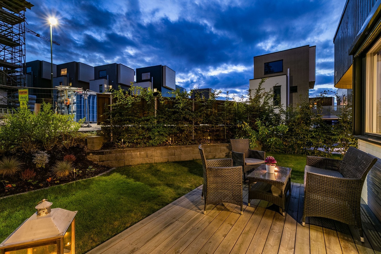 I den lille og lettstelte hagen vokser både plommetre og jordbærplanter. Galleribilde