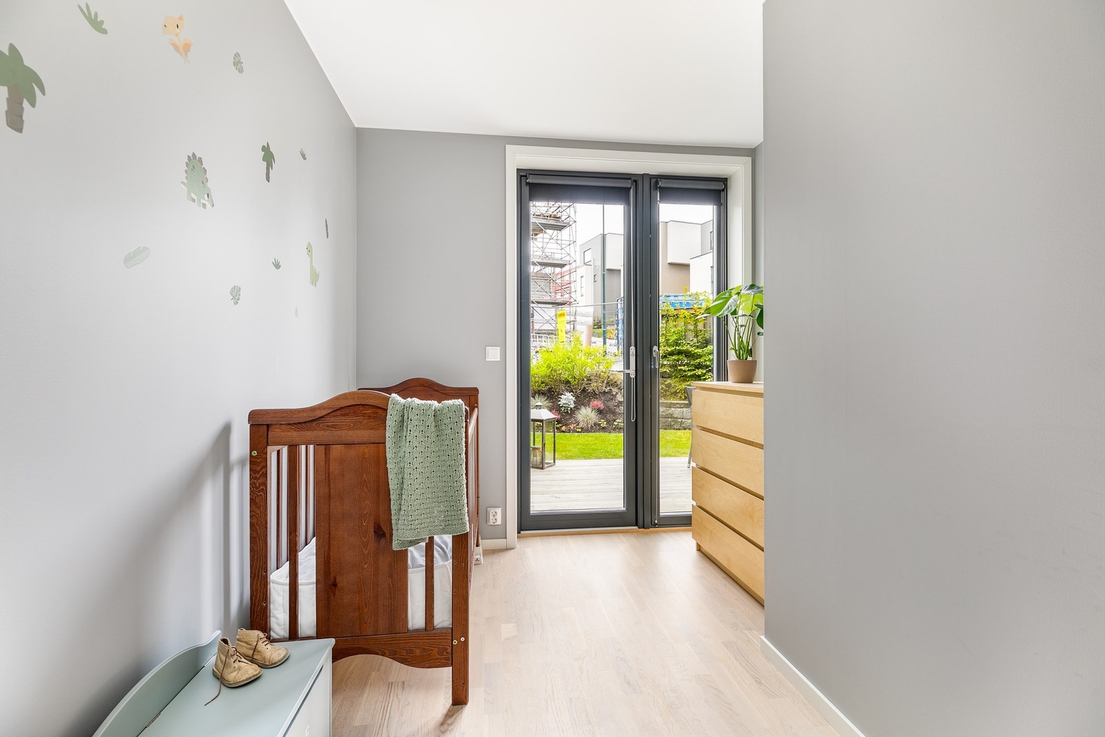 Via dette soverommet på nesten 10 kvm. er hagens markterrasse tilgjengelig. Galleribilde