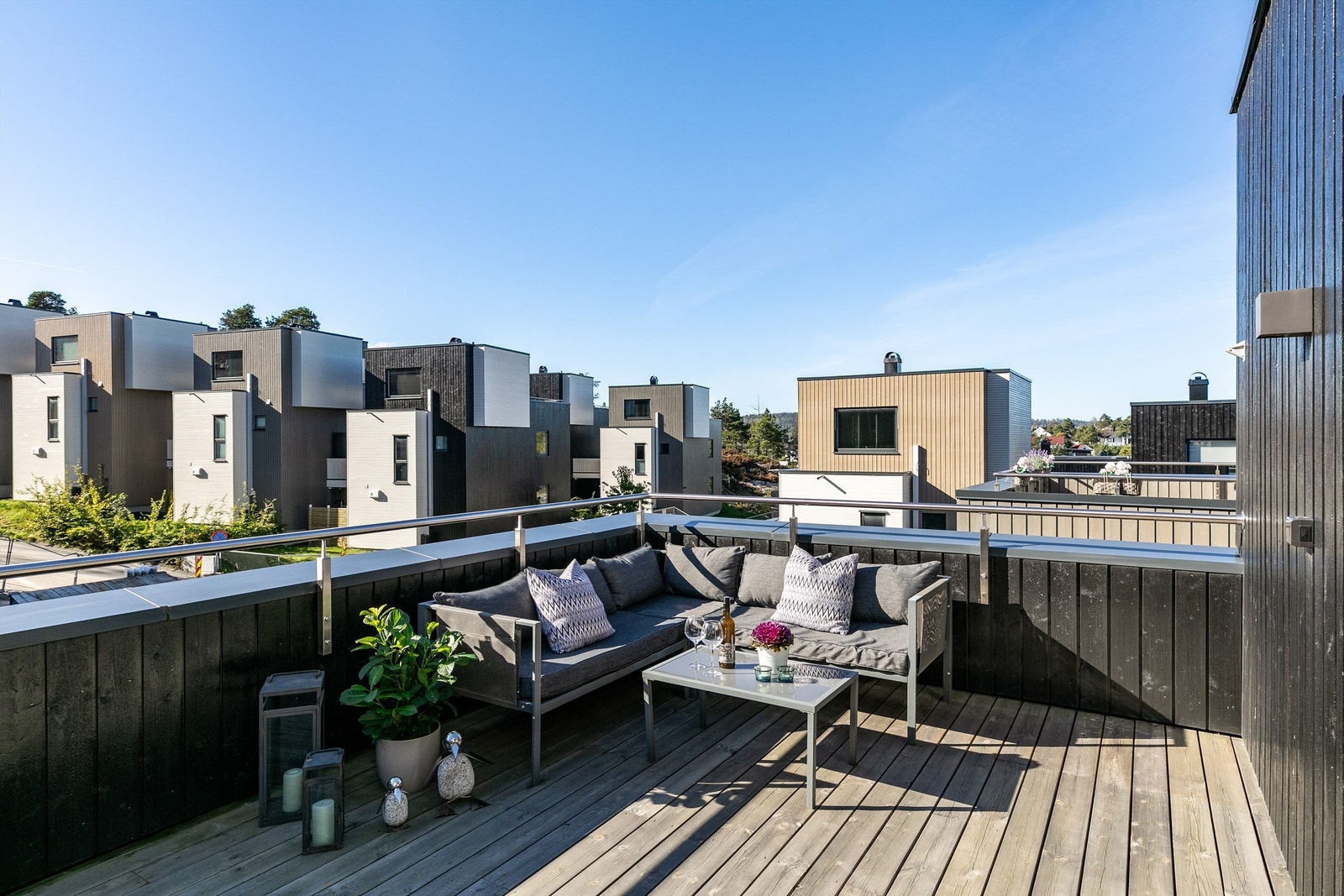 Ute på den luftige takaltanen er det siktlinjer mot vest og langstrakt utsikt helt til Jeløy. Galleribilde