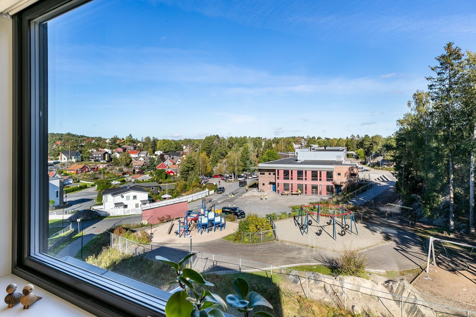 Utsyn fra den øvre stuen. I umiddelbar nærhet ligger både barnehage og Verket skole med 1-10. trinn. Galleribilde