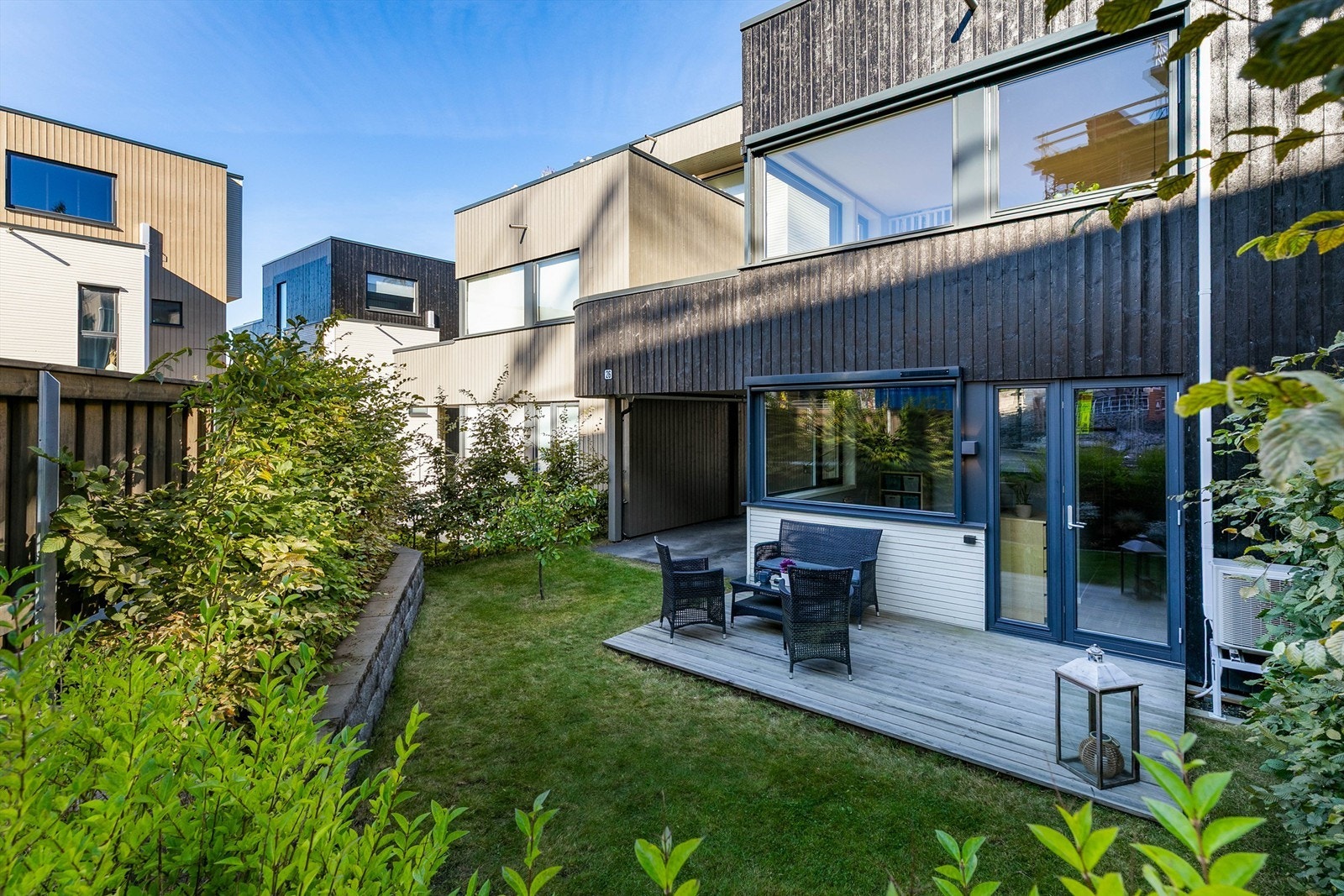 Sommerstid er hagen og markterrassen solfylt midt på dagen. Galleribilde